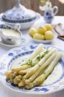 Asparagus with Hollandaise sauce — Stock Photo