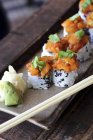 Rollos de sushi de salmón - foto de stock