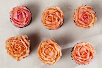Cupcakes roses placés en rangées — Photo de stock
