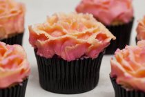 Rosenwasser-Cupcake — Stockfoto