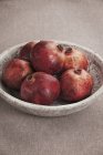 Schale mit roten Granatäpfeln — Stockfoto