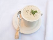 Крупный план чаудера из моллюсков с травами в белой чашке — стоковое фото