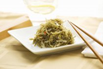Салат из водорослей на квадратной тарелке — стоковое фото