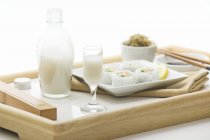 Sake-Drink und Sushi — Stockfoto