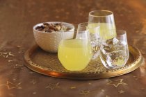 Veduta ravvicinata di Arangeade e limonata con noci sul piatto — Foto stock