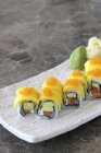 Sushi de salmón doble - foto de stock