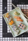 Platter com diferentes tipos de sushi — Fotografia de Stock