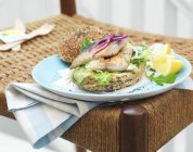 Makrelenburger mit Zwiebeln und Gemüse — Stockfoto