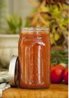 Tarro de salsa de tomate casera - foto de stock