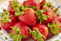 Bowl of organic strawberries — Stock Photo