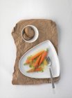 Маринованная морковь в тарелке — стоковое фото