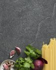 Ungekochte Spaghetti Nudeln und Gewürze — Stockfoto