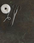 Top view of kitchen twine and scissors on black surface — Stock Photo