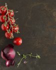Pomodori con cipolla rossa e timo — Foto stock