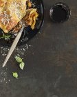 Порция лазаньи на тарелке — стоковое фото