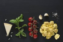 Ingredientes para prato de massas tortellini — Fotografia de Stock