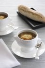 Цибулевий суп в чашці з хрустким багетом — стокове фото