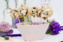 Vue rapprochée des pâtisseries aux myrtilles sur bâtonnets dans un bol rose — Photo de stock