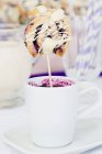 Vue rapprochée de la pâtisserie aux myrtilles sur bâton dans une tasse blanche — Photo de stock