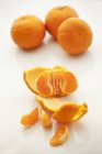 Mandarinas maduras inteiras e descascadas — Fotografia de Stock