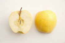 Pomme dorée coupée en deux — Photo de stock