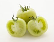 Tomates verdes cortados a la mitad - foto de stock