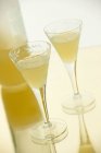 Nahaufnahme von zwei Gläsern Limoncello-Zitronenlikör — Stockfoto