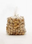 Sac plastique de cacahuètes — Photo de stock