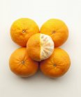 Спелые мандарины, целые и очищенные — стоковое фото