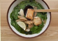 Zuppa di tagliatelle Udon con salmone — Foto stock