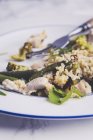 Hirseeintopf mit Huhn und Gemüse auf weißem Teller — Stockfoto