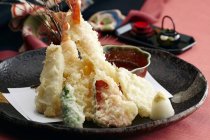 Vue rapprochée des crevettes Tempura avec trempette — Photo de stock