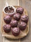 Cupcakes com molho de chocolate e polvilhas de açúcar — Fotografia de Stock