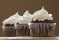 Cupcakes com cobertura de queijo creme — Fotografia de Stock