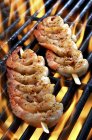 Vista close-up de espetos de camarão em grelha rack — Fotografia de Stock