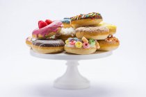 Varios donuts coloridos - foto de stock