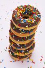 Stapel schokoladenglasierter Donuts — Stockfoto