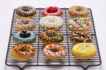 Vários donuts coloridos — Fotografia de Stock