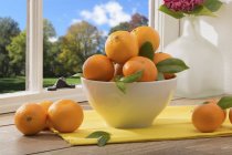 Чаша спелых мандаринов — стоковое фото