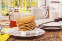 Buttermilk pancakes and maple syrup — Stock Photo