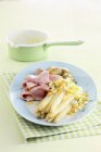 Asparagi bianchi con salsa all'uovo, prosciutto e patate — Foto stock