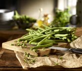 Green beans on cutting board — Stock Photo