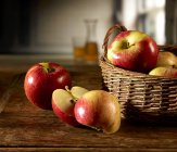 Manzanas rojas en cesta - foto de stock