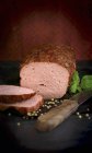 Vista de perto do rolo de carne de Leberkse fatiado com faca e especiarias — Fotografia de Stock