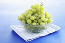 Trauben in Glasschale — Stockfoto