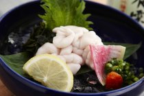 Sashimi com bacalhau e legumes — Fotografia de Stock