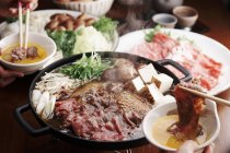 Sukiyaki con carne de res y verduras - foto de stock
