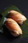 Nigiri suchi con salmón - foto de stock