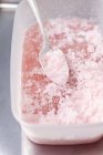 Vista close-up de ruibarbo Granita com colher em prato de plástico — Fotografia de Stock
