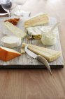 Fromage sur planche de bois — Photo de stock
